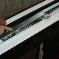 Как заменить фурнитуру на пластиковом окне: когда и как это сделать