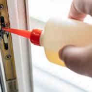 Как устранить скрип пластикового окна: советы мастера