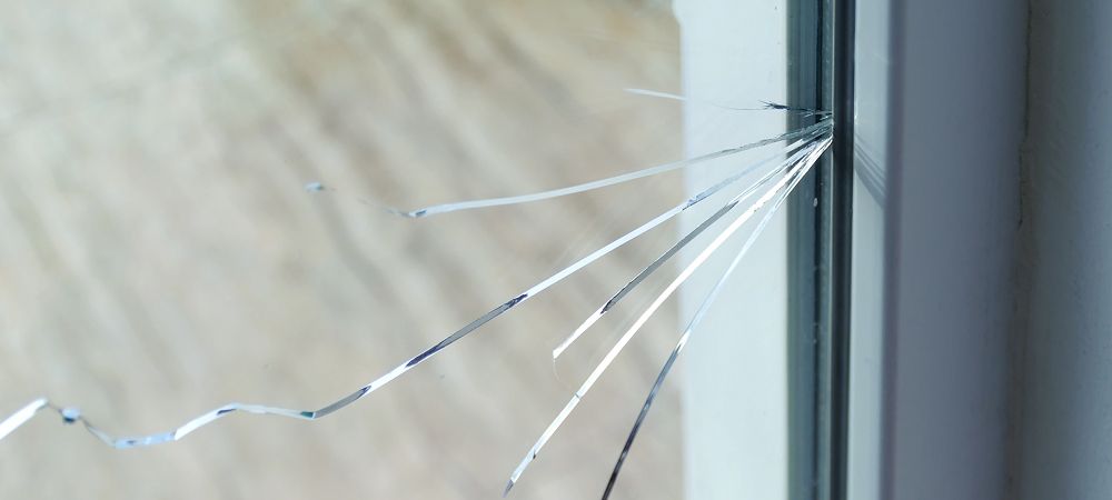 Как быстро устранить трещины на пластиковых окнах: что делать и как предотвратить