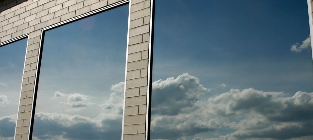 Пластиковые окна с тонировкой: плюсы и минусы